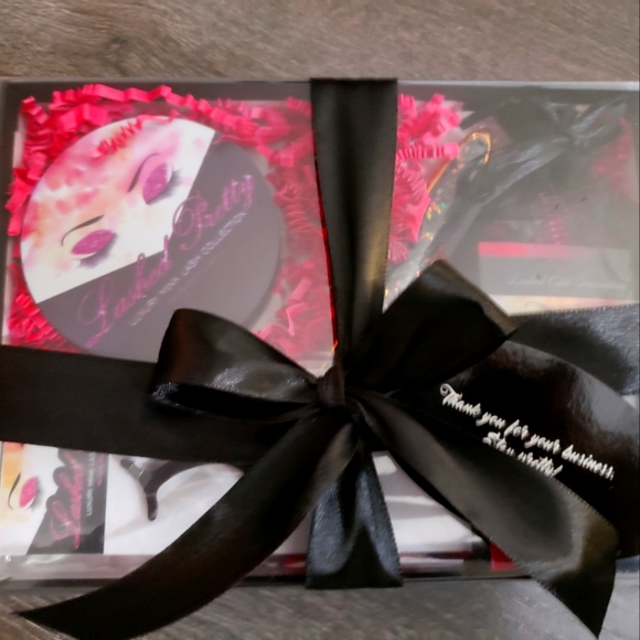 Lashed Pretty Gift Set - Picture 2 of 4